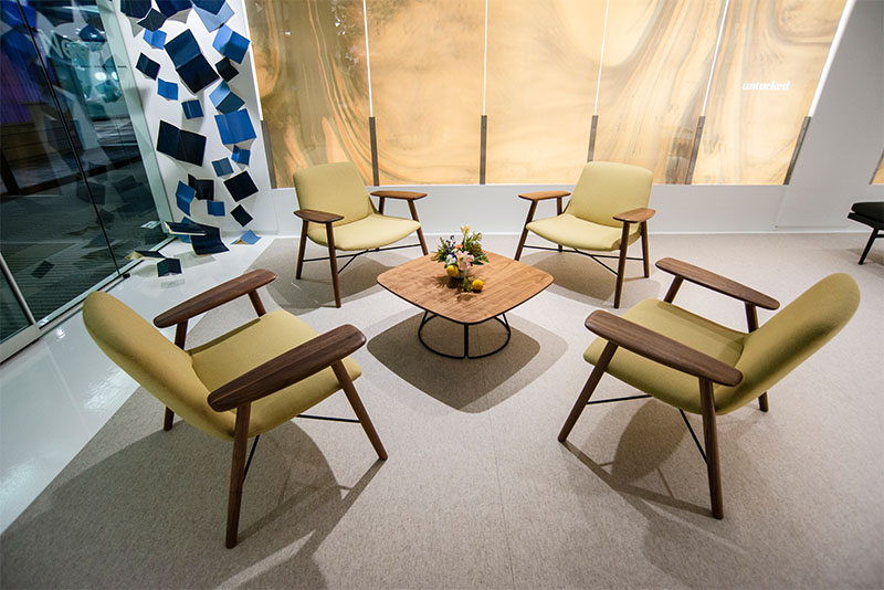 Oro chairs around Geometry coffee table