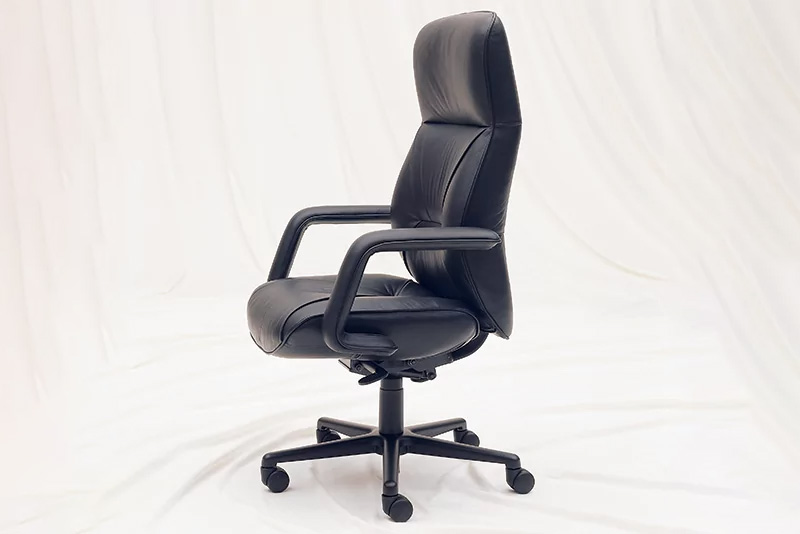 Respons high back conference chair